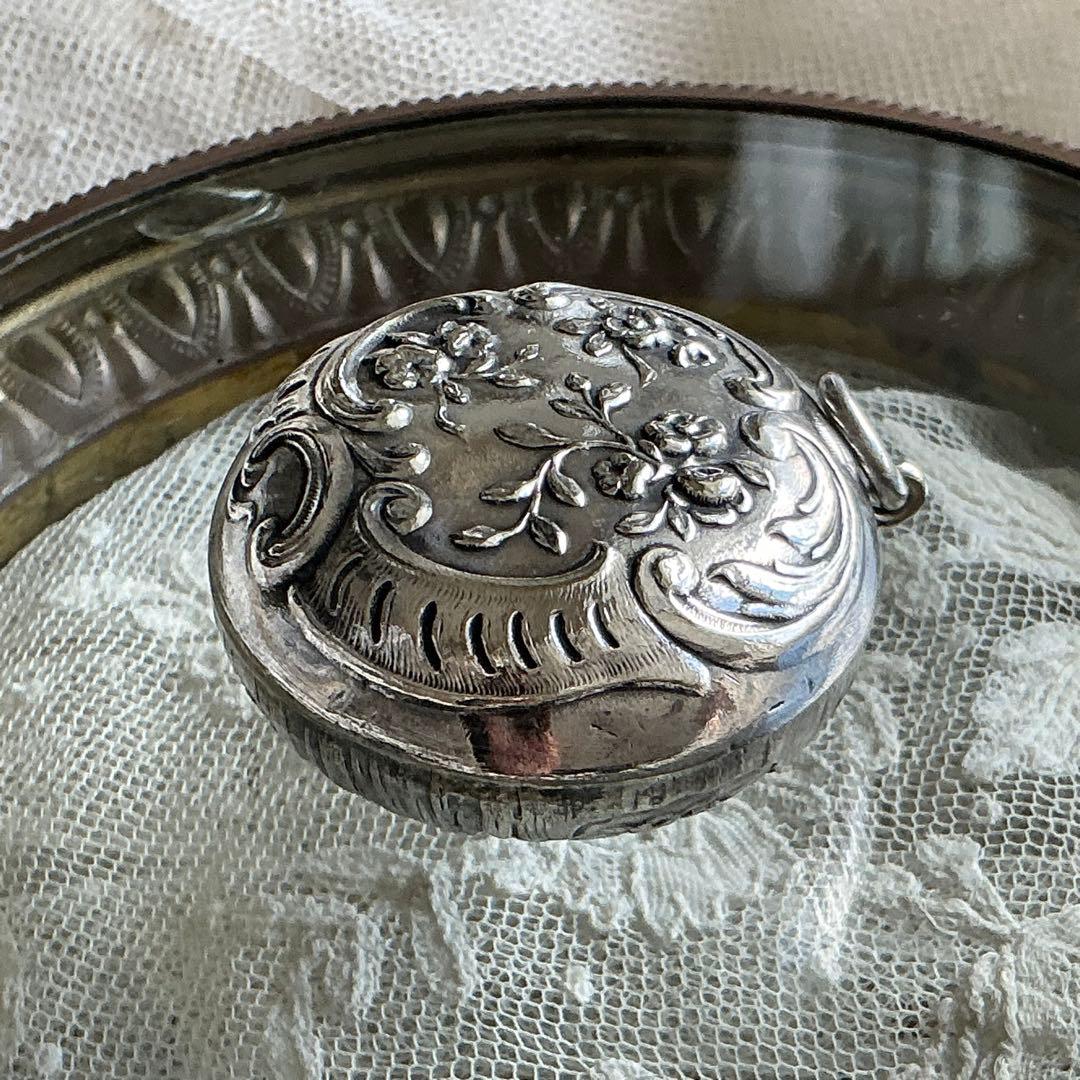 【C】フランスアンティーク　すずらん　ピルケース　シルバープレート