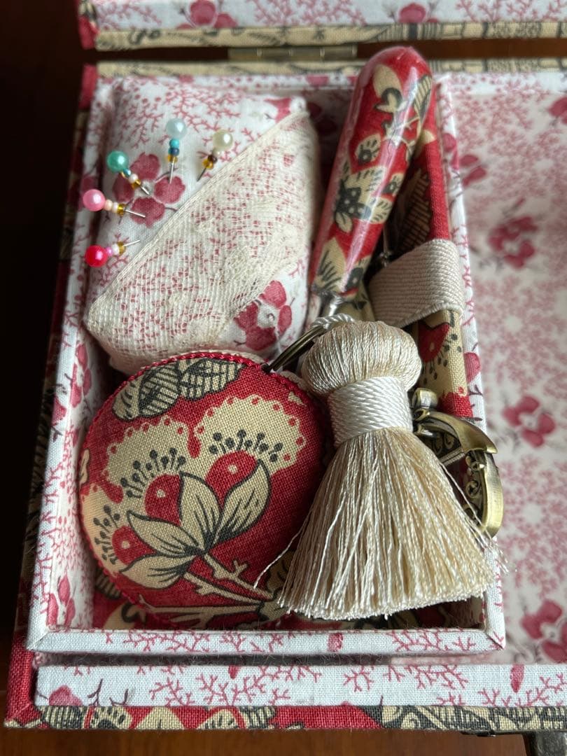 カルトナージュ裁縫箱(中)イギリス生地　アンティークレースとビーズ