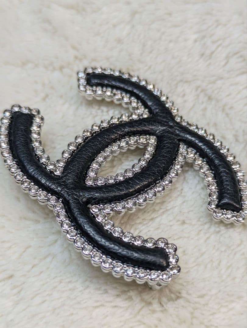 シャネル　ブローチ　レザー　ラインストーン　クリスタル　CHANEL　ココマーク