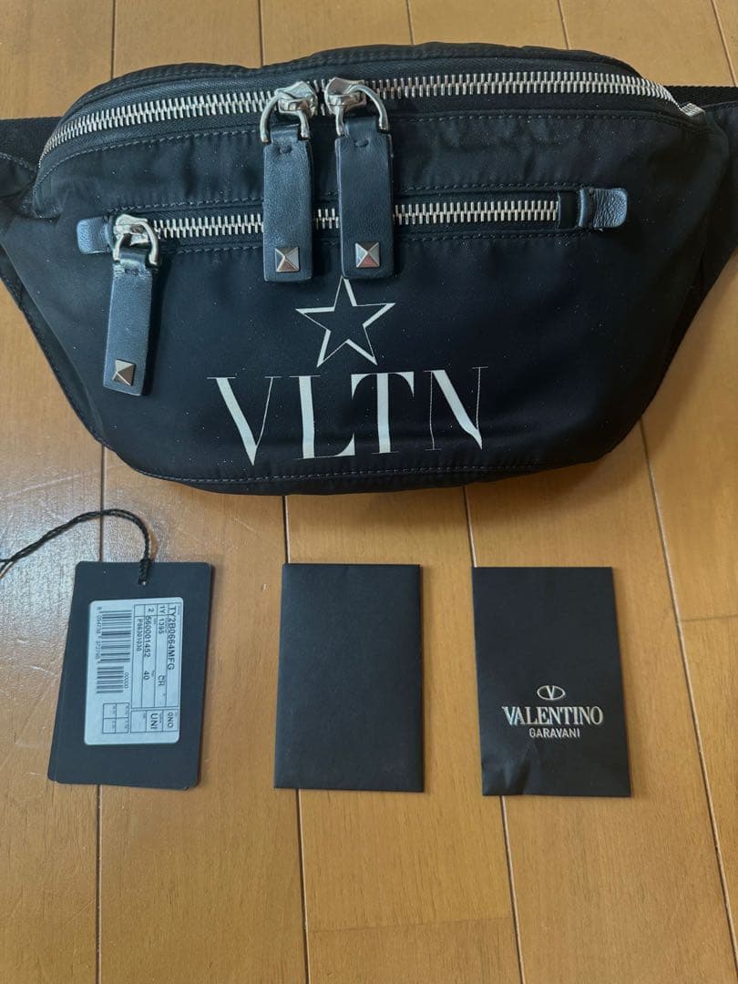 良品！希少VALENTINO（ヴァレンティノ）VLTN ロゴ ボディバッグ 黒
