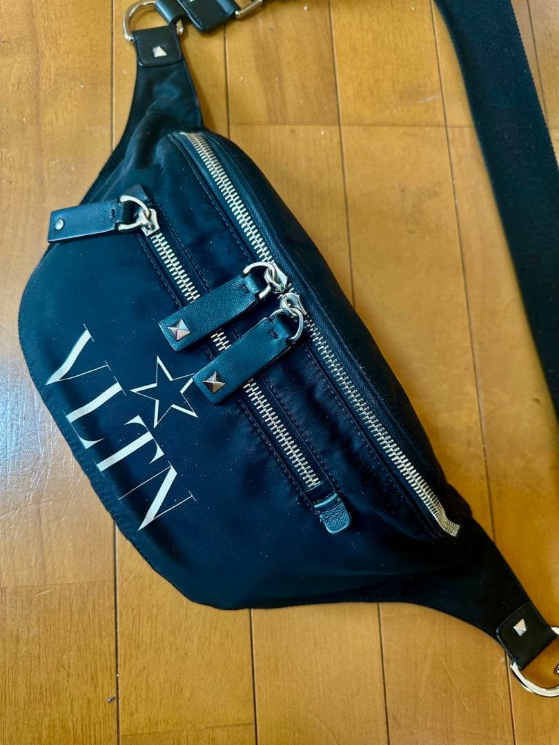 良品！希少VALENTINO（ヴァレンティノ）VLTN ロゴ ボディバッグ 黒