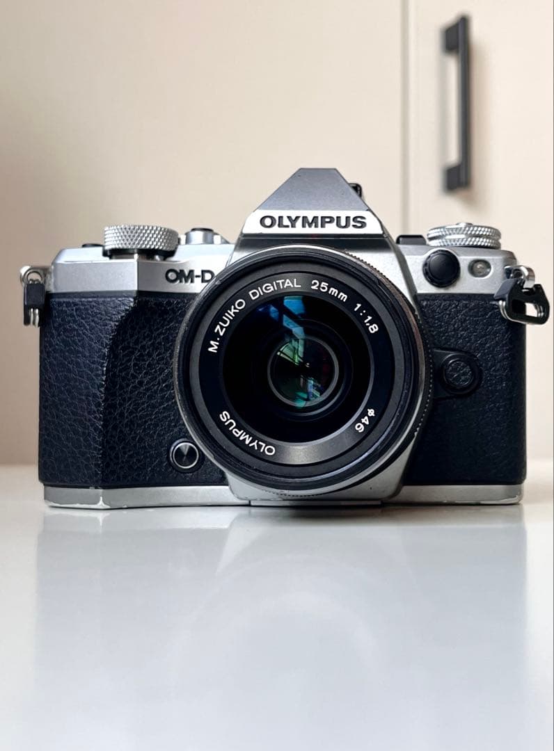 OLYMPUS OM-D EM5 mark llミラーレスカメラ 本体とレンズ付
