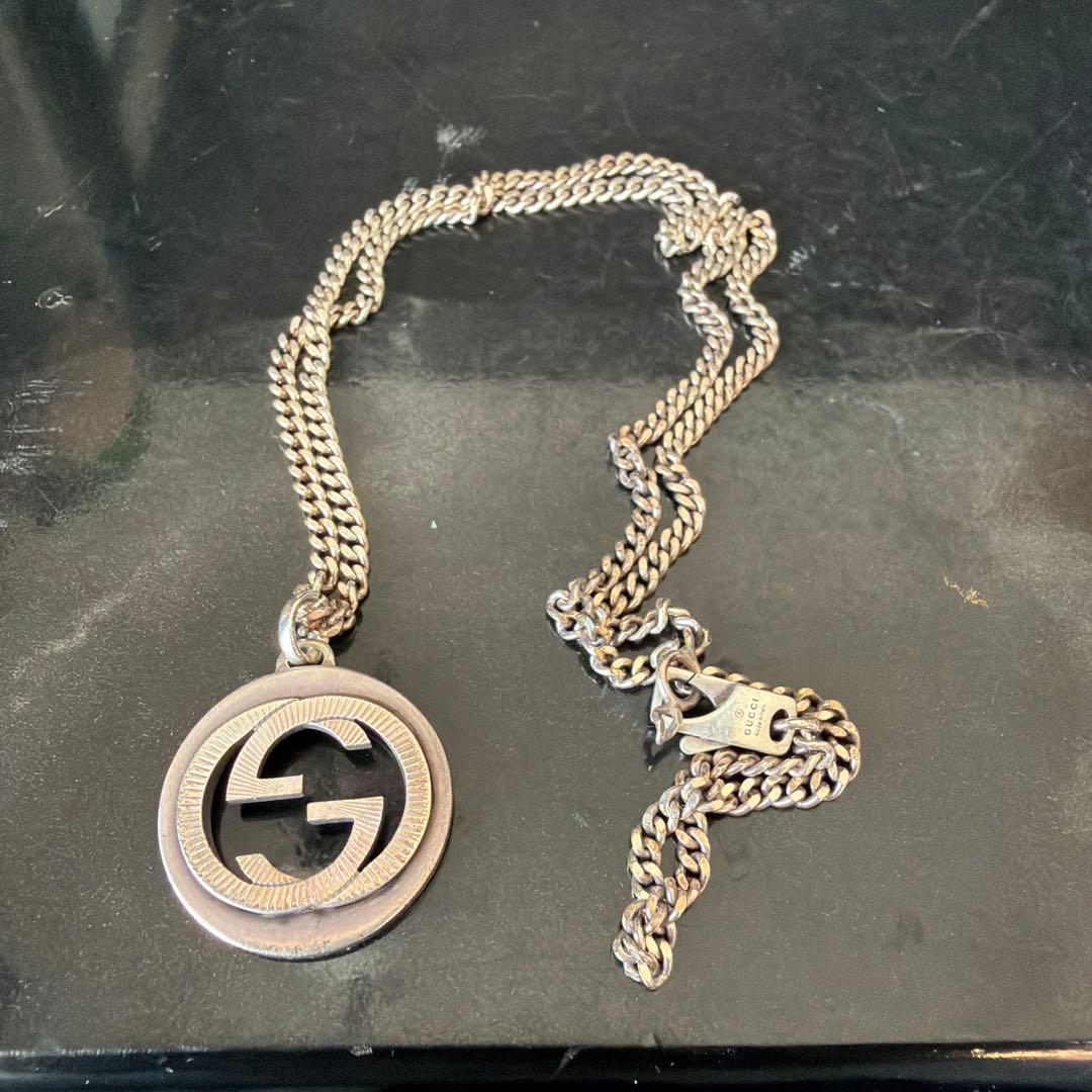 Gucci シルバーロゴペンダントネックレス