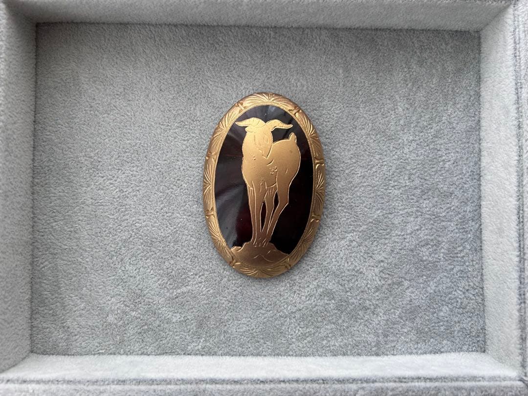 サ*ー様 【美品】アキオモリ　ブローチ　樹脂に金彩のブローチ