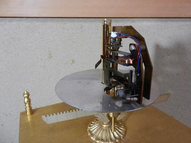 一挺天符や文字盤が古い和時計を彷彿させる電池式置時計（旭ダウ記念品）