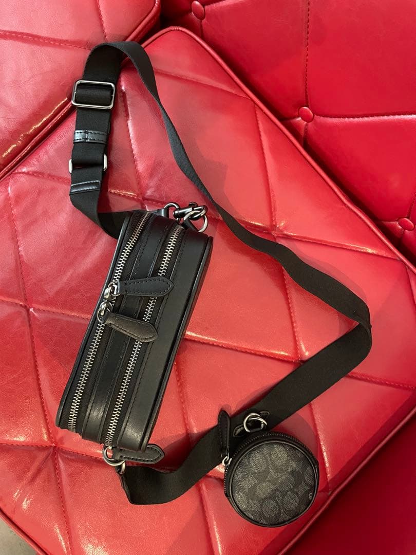 コーチ チャーター ボディバッグ デカロゴ シグネチャー ブラック