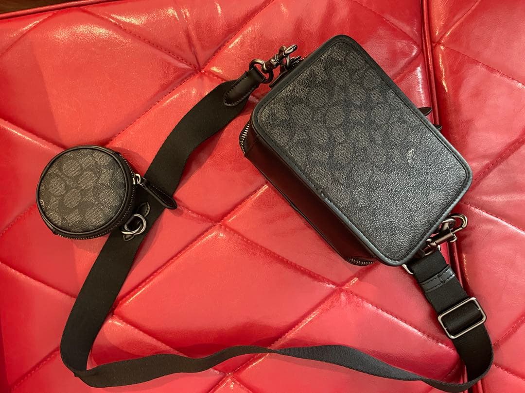 コーチ チャーター ボディバッグ デカロゴ シグネチャー ブラック