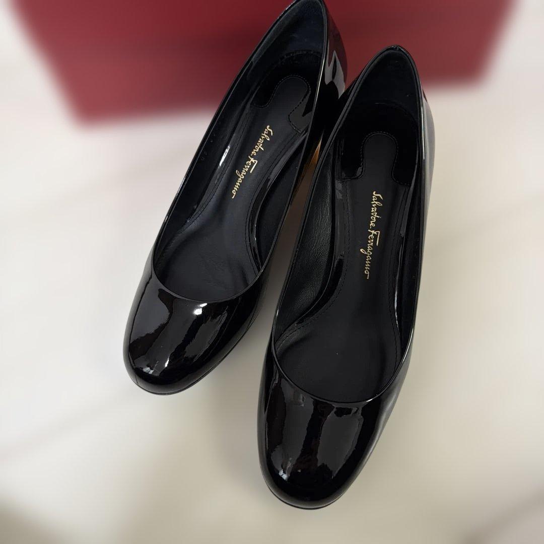 美品　フェラガモ　パテントレザー　パンプス　正規品