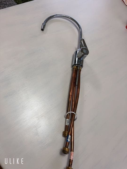 キッチンのシンク上に付いている浄水器のビルトインタイプの蛇口レバーになります