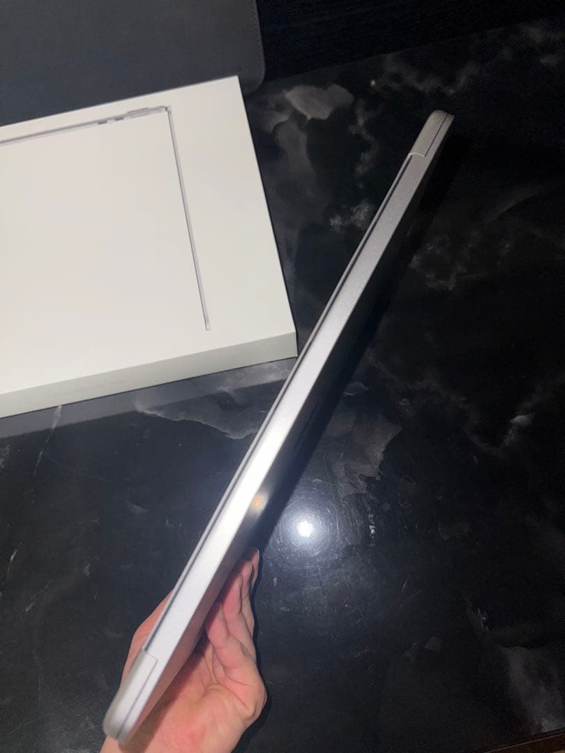 Apple MacBook Air (M2, 13インチ) 本体