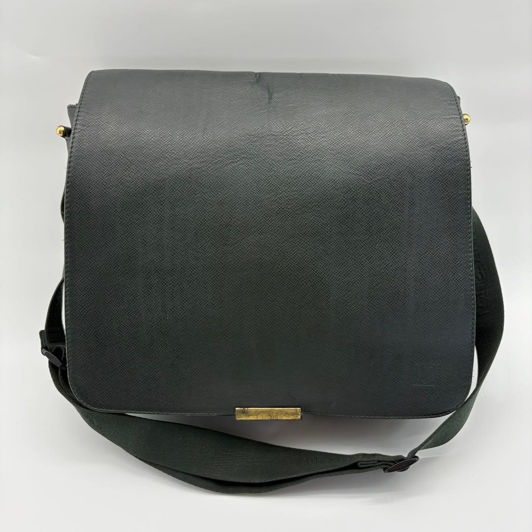VUITTON ヴィクトール　メッセンジャーバック　ダークグリーン　斜め掛け