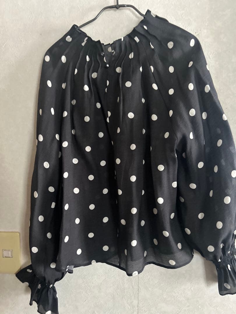 ノーリーズ　今季新品タグあり　ウォッシャブルピンタックドットプリントブラウス黒
