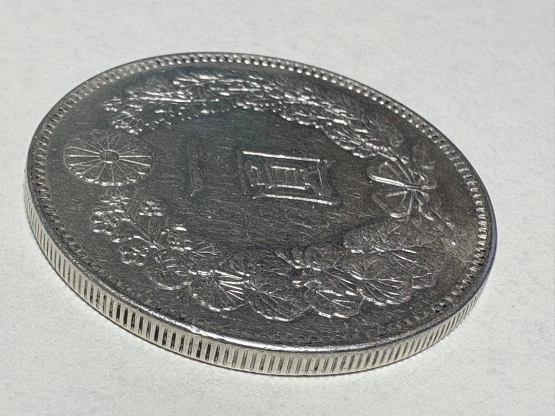 p*n様 【本物保証】　美品　大型　一圓銀貨　明治17年銘　準特年　26.93g
