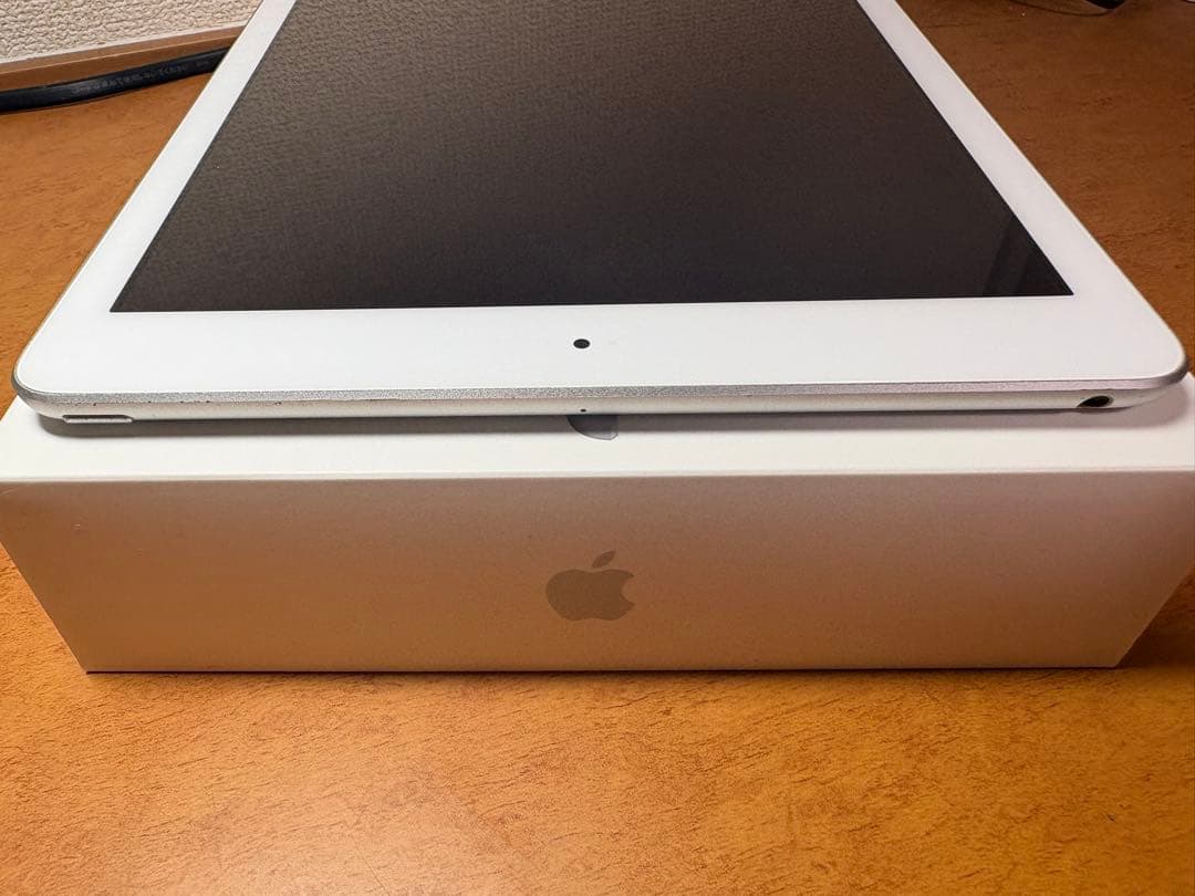iPad WiFi 32GB シルバー（第6世代）