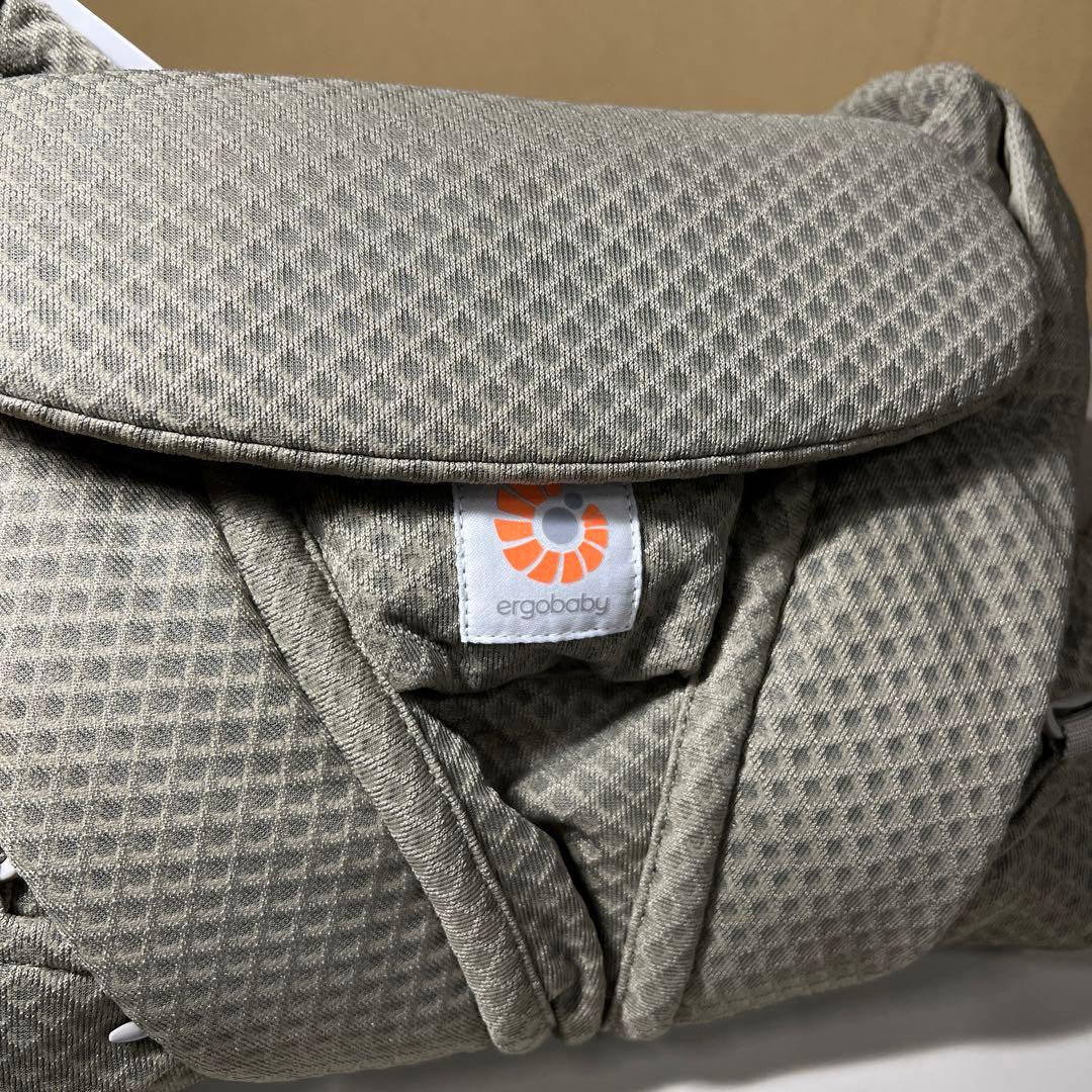G709 新品　Ergobabyオムニデラックス ソフトオリーブ 抱っこ紐