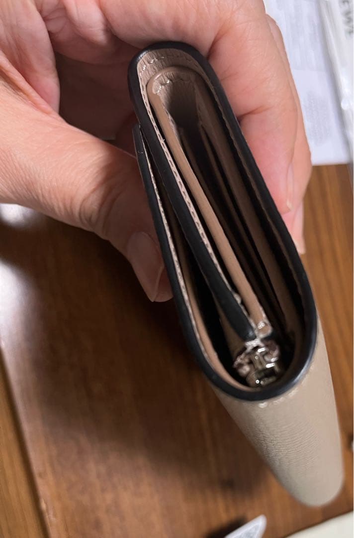 美品 ロエベLOEWEアナグラム バーティカルウォレット　サンド 三つ折り財布