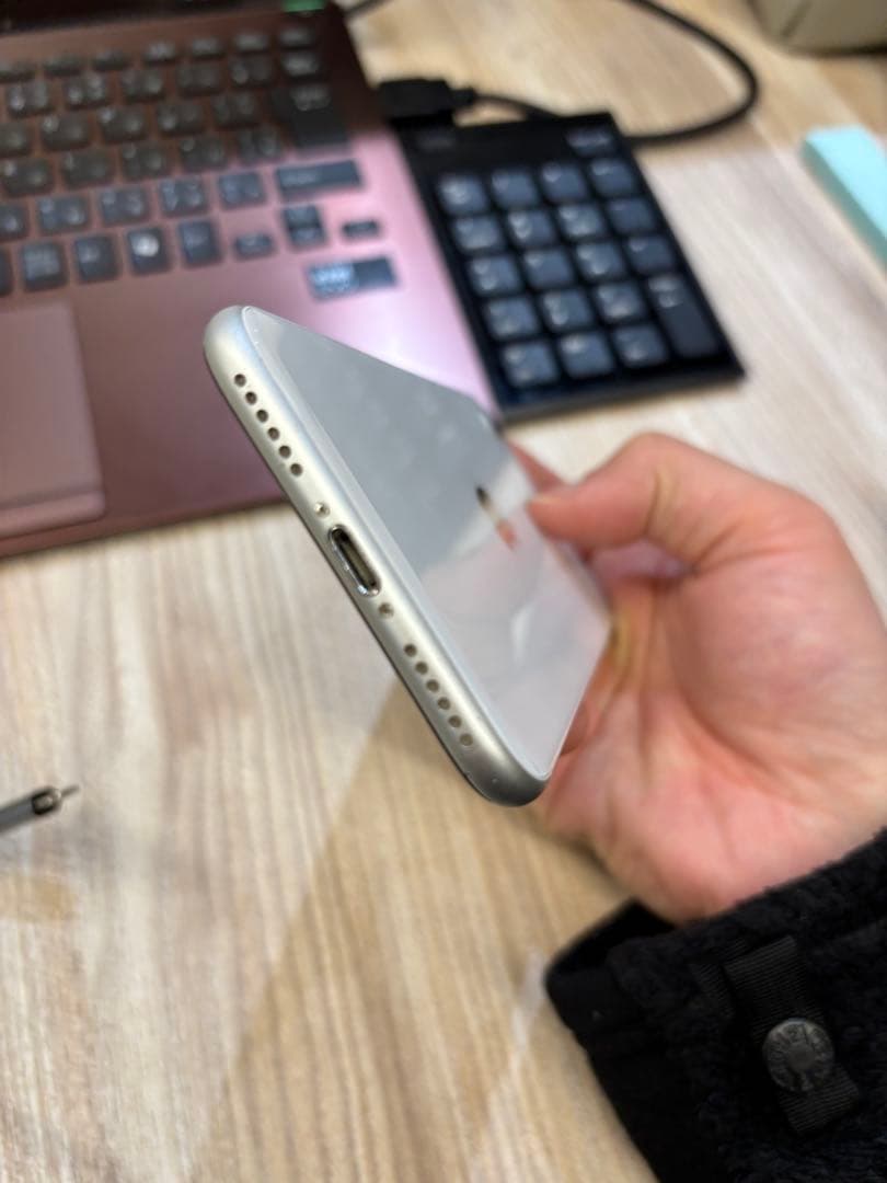 iPhone SE (第2世代)ホワイト　バッテリー残82%