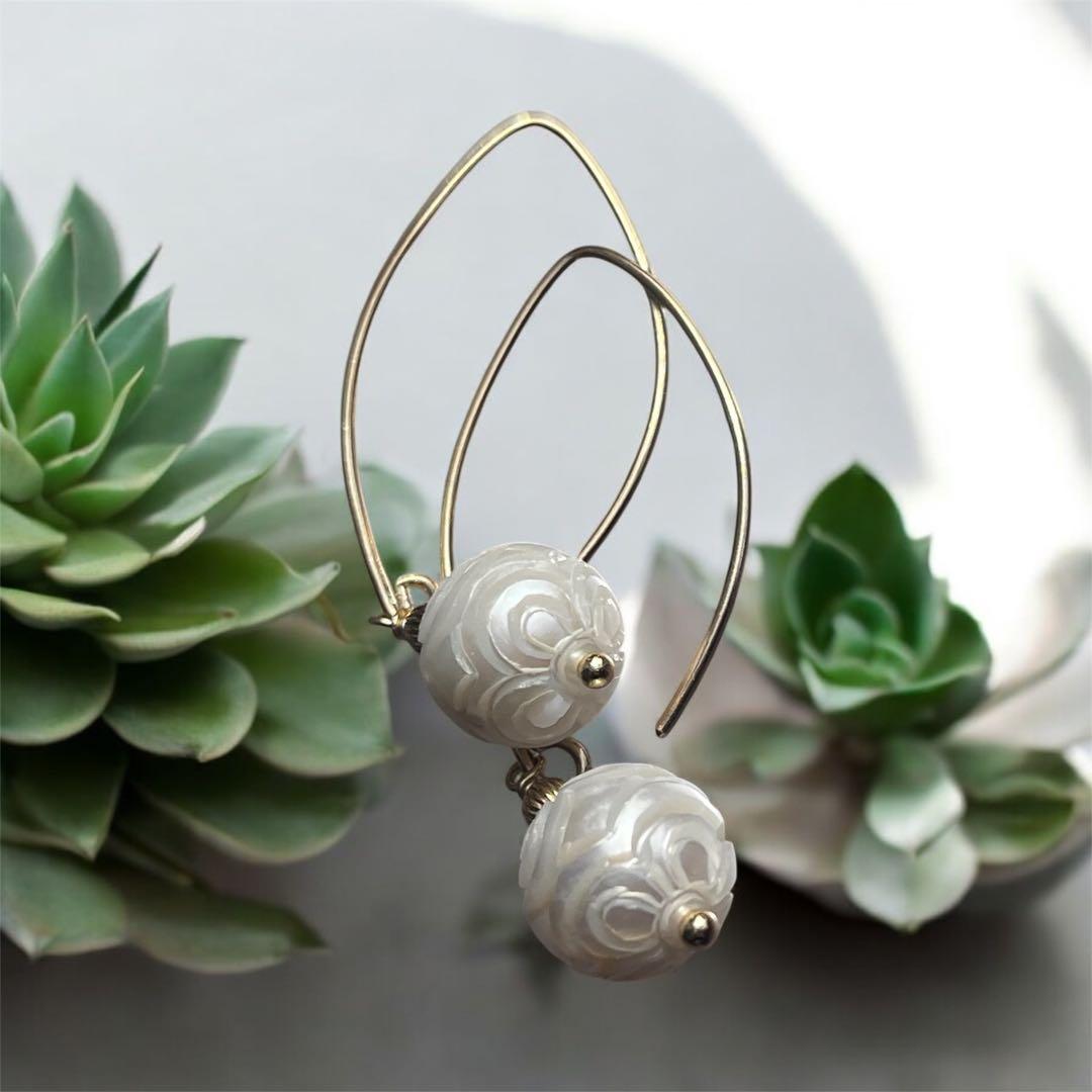 年末SALEレア 14kgf淡水パールフラワーカービングピアス