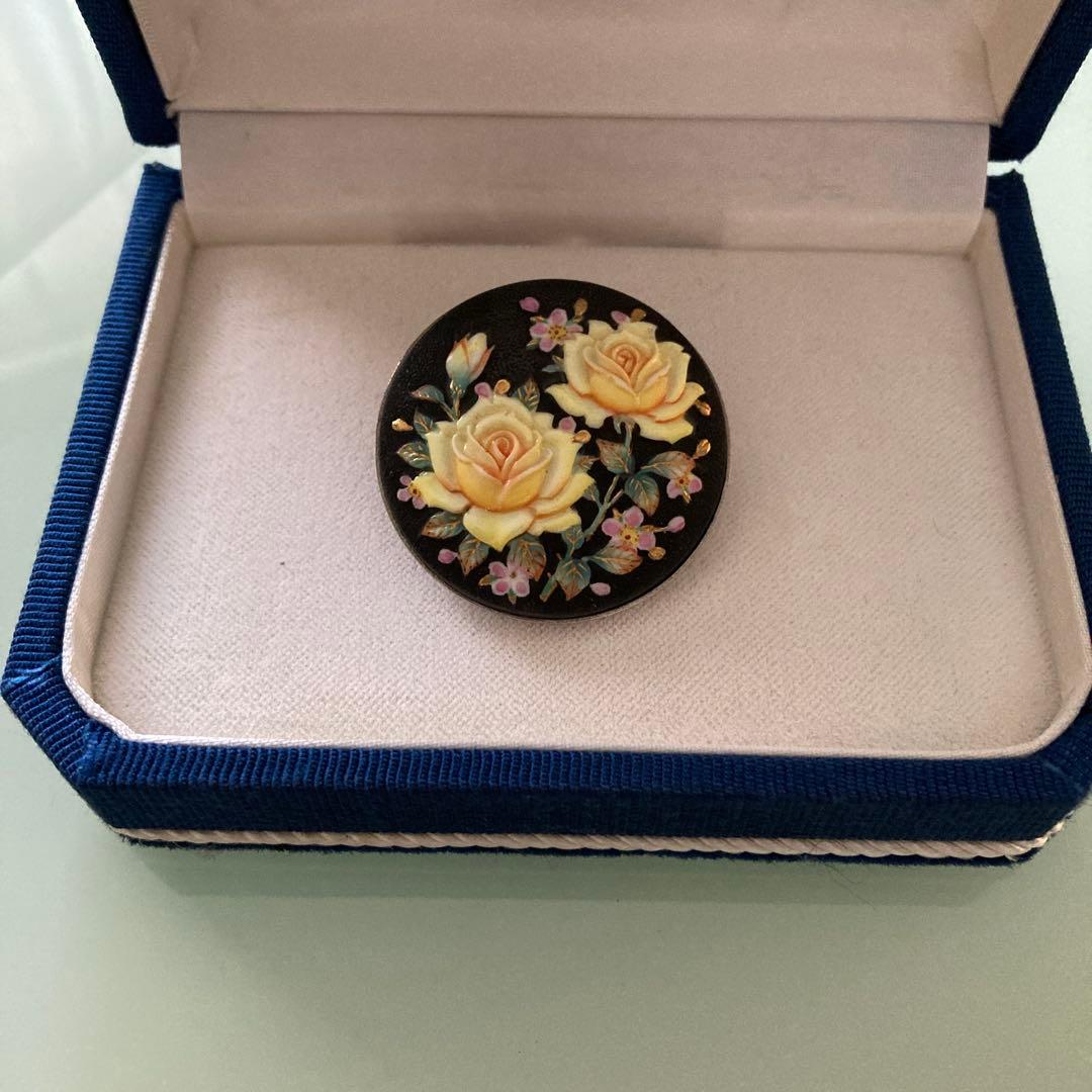 俊兼　トシカネ　としかね 有田焼　花　薔薇　金彩　ブローチ　ペンダントトップ