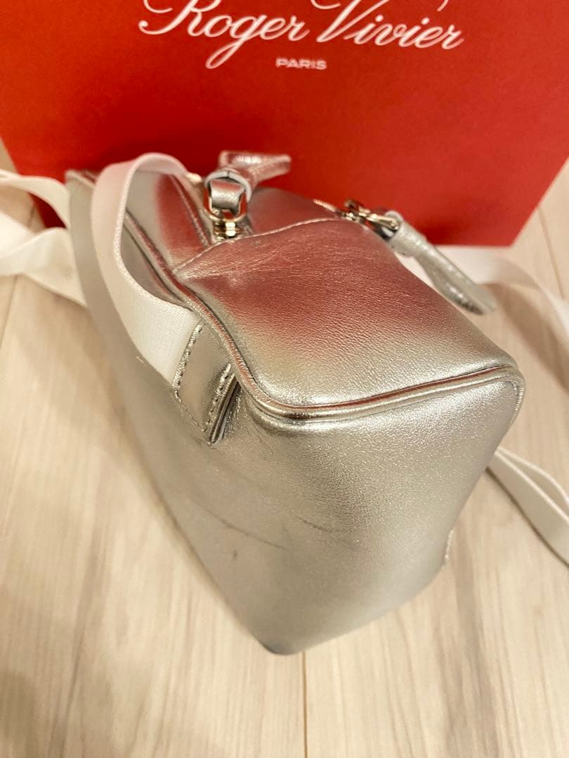 Roger vivier ボディバッグ　シルバー