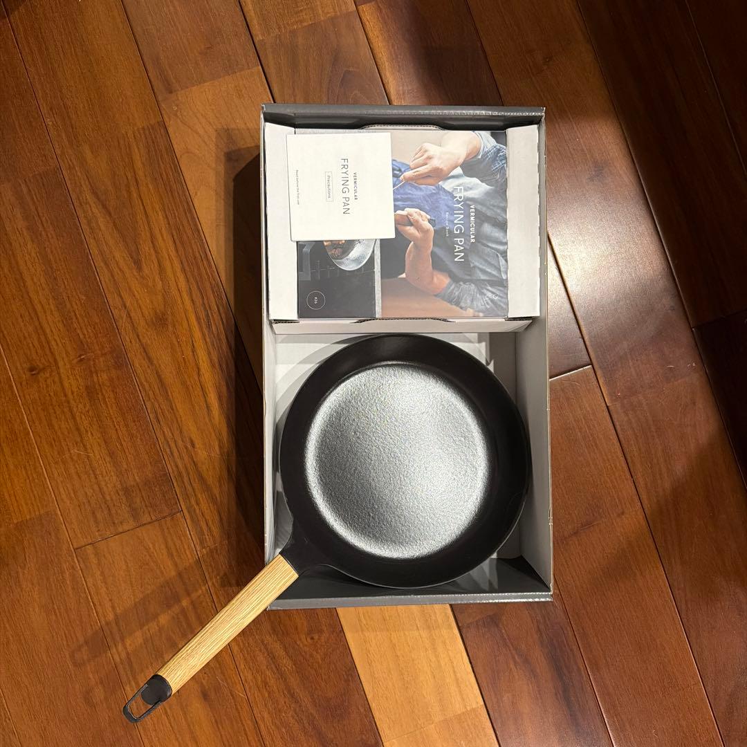 鋳鉄製フライパン 木製ハンドル付き