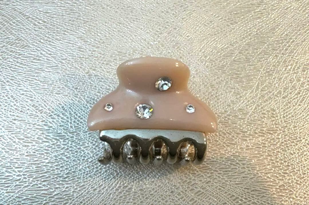 acca ピンクベージュ ストーン付きヘアクリップ