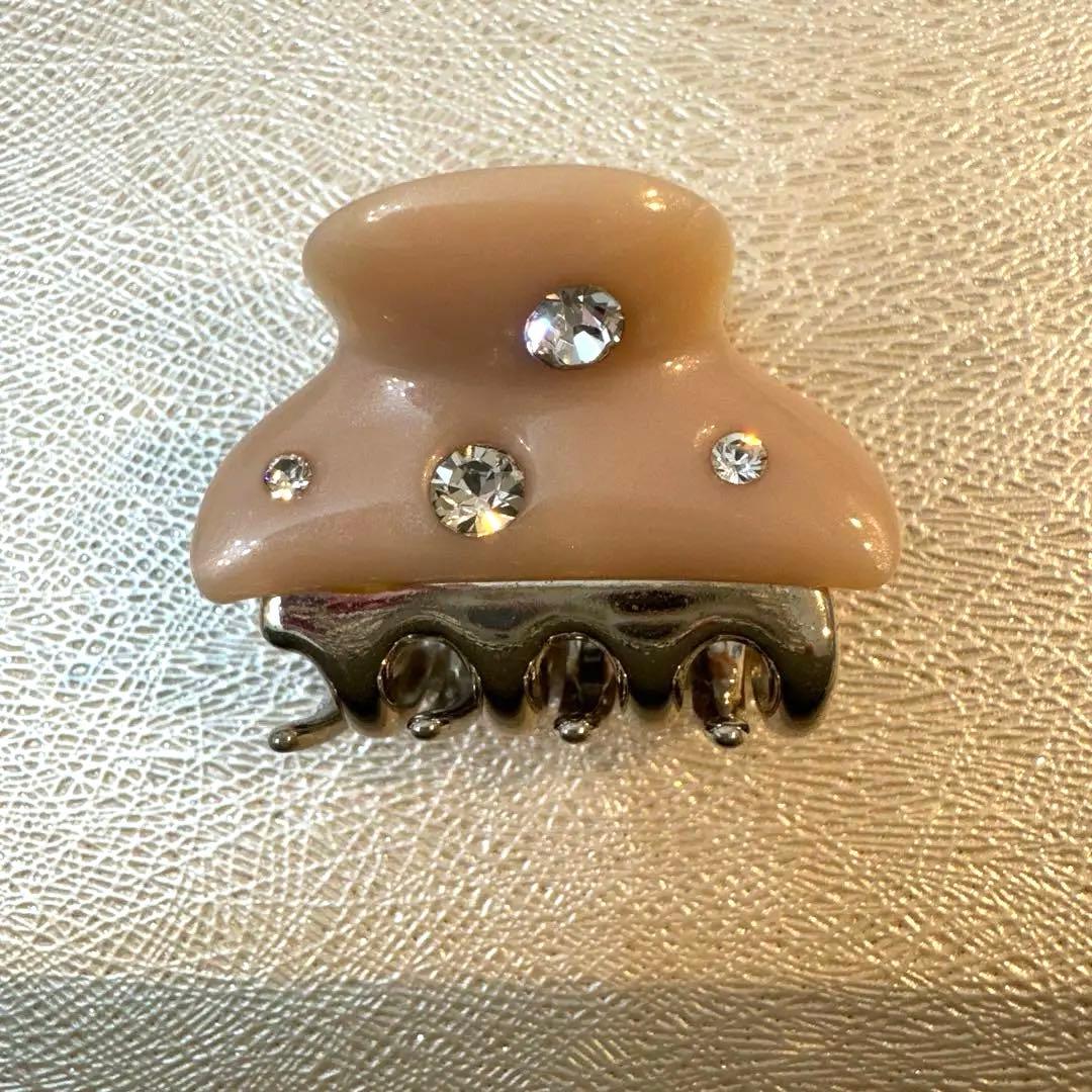 acca ピンクベージュ ストーン付きヘアクリップ