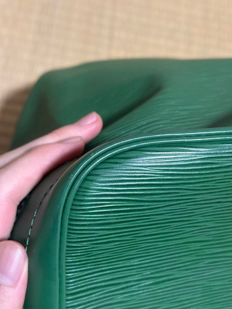 Louis Vuitton エピ プチノエショルダーバッグ