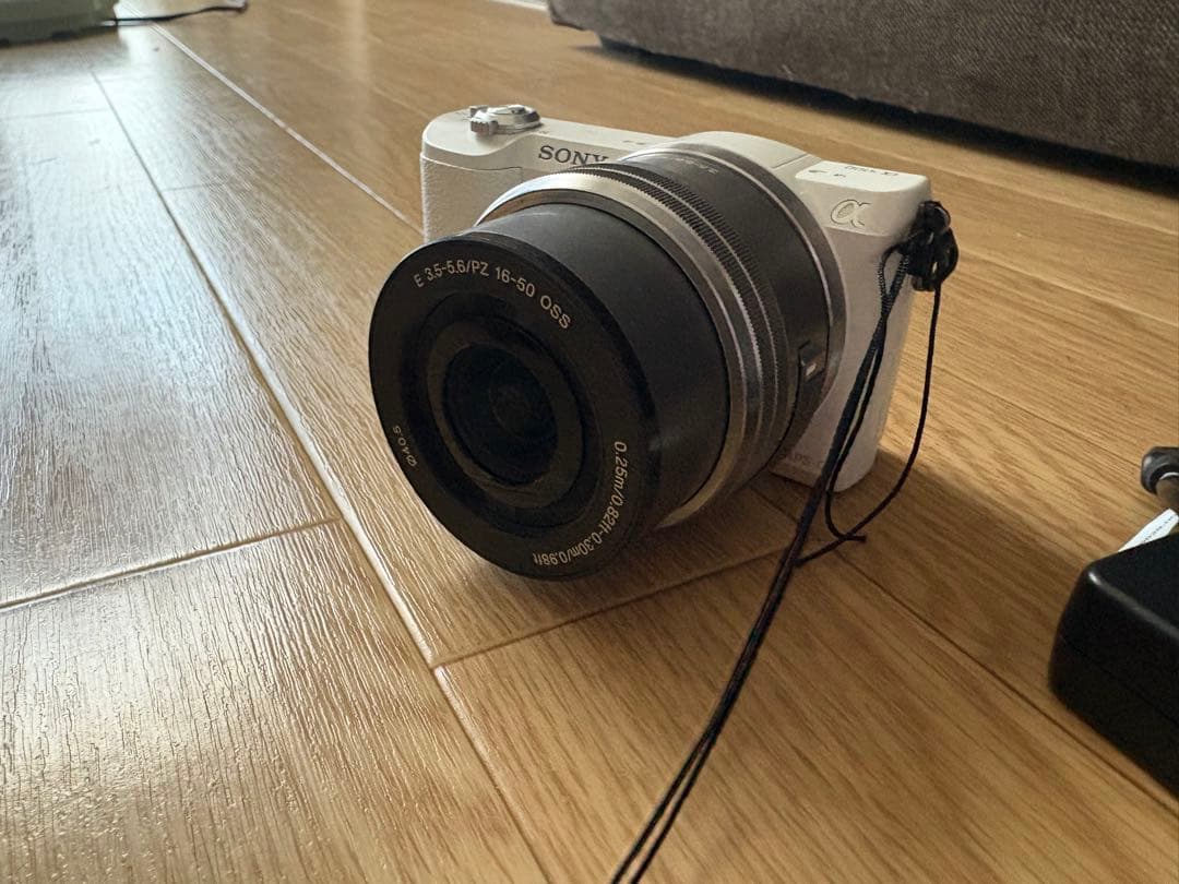 SONY ミラーレス一眼カメラ ホワイト 16-50mmレンズ　α5100