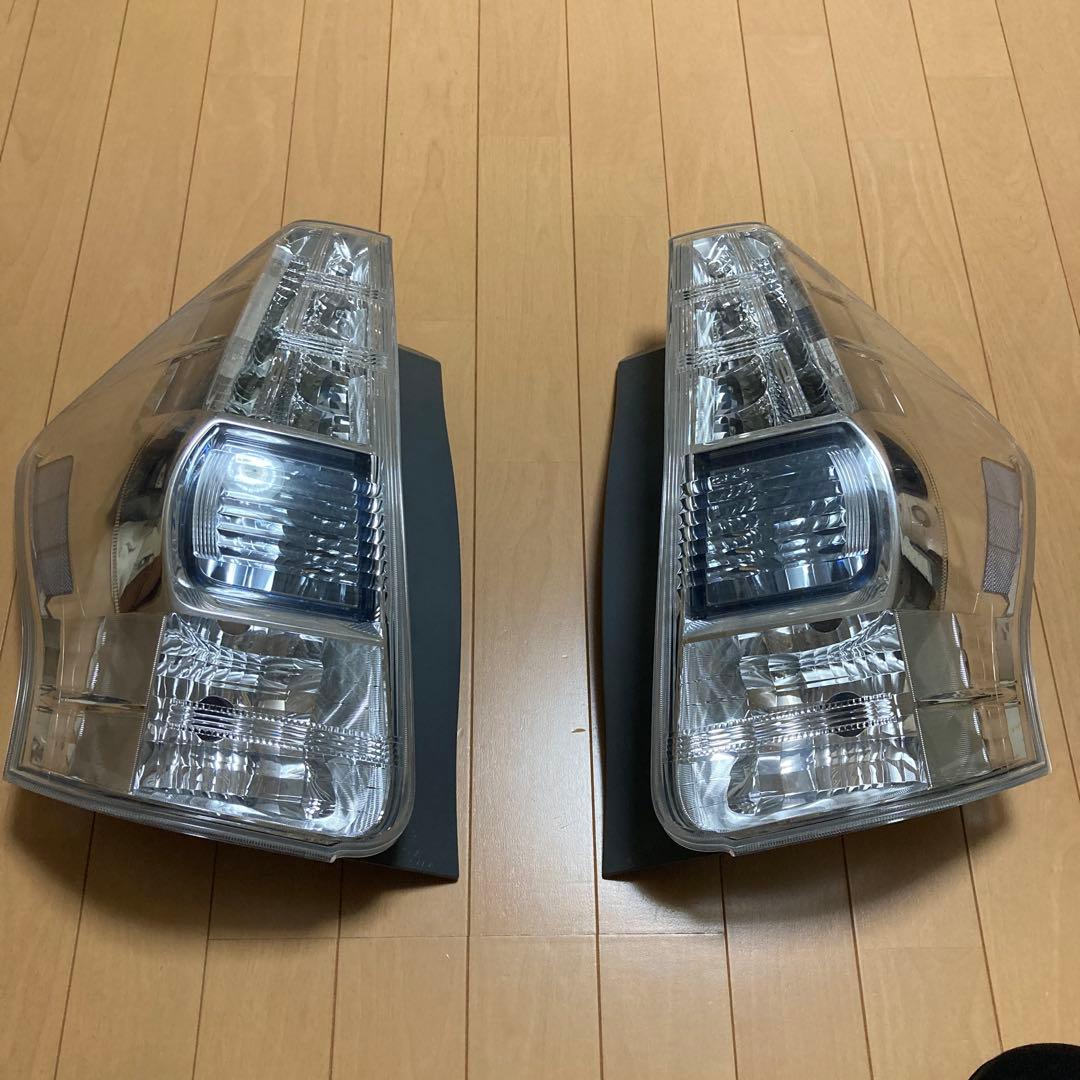 売り切り価格！平成24年式　プリウス　アルファ テールライト 左右セット