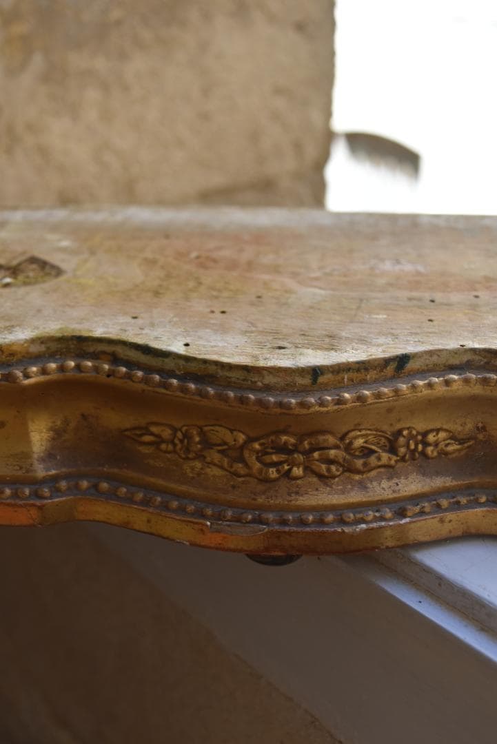 難有フランス19世紀　シャビーシックな金のリボンレリーフのグローブドマリエの台座