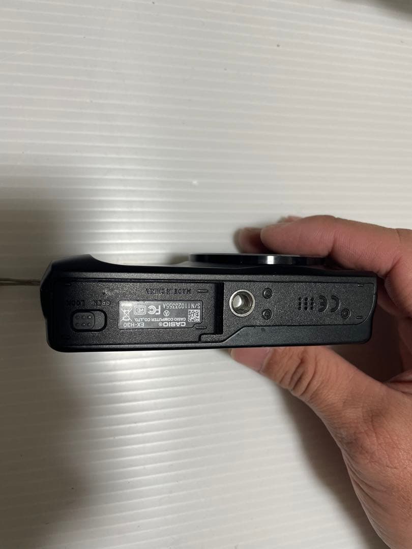 CASIO EX-H30 カメラ　カシオ