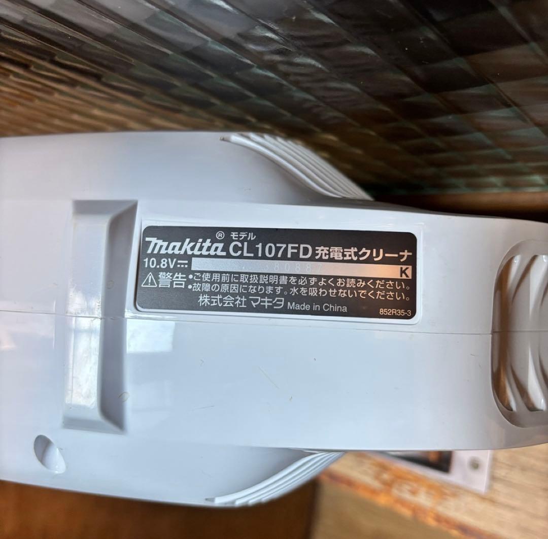 Makita マキタ コードレス掃除機 CL107FD充電器付き LEDライト付