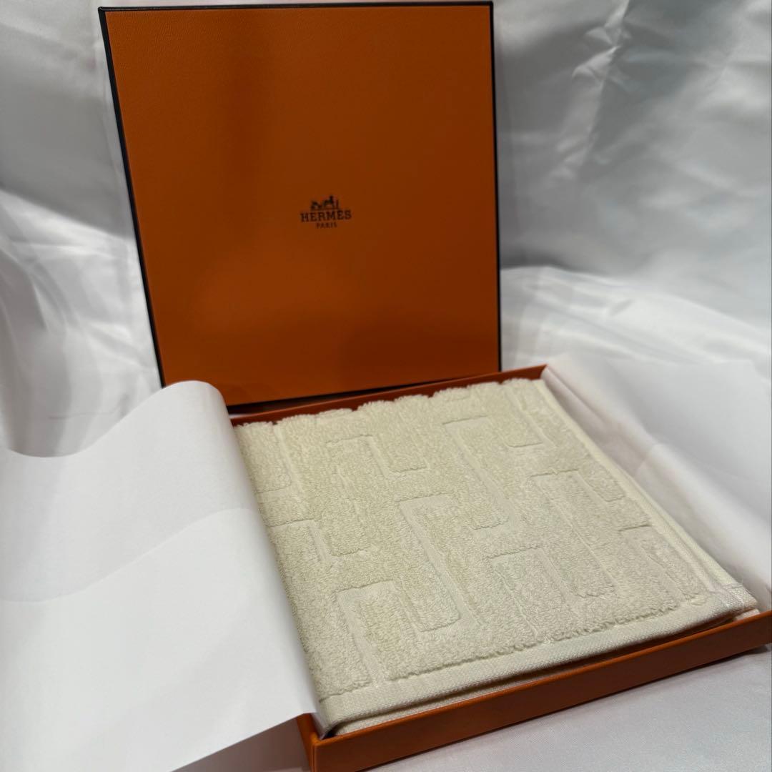 HERMES エルメス　カレ・タオル ステアーズ 新品未使用　アイボリー