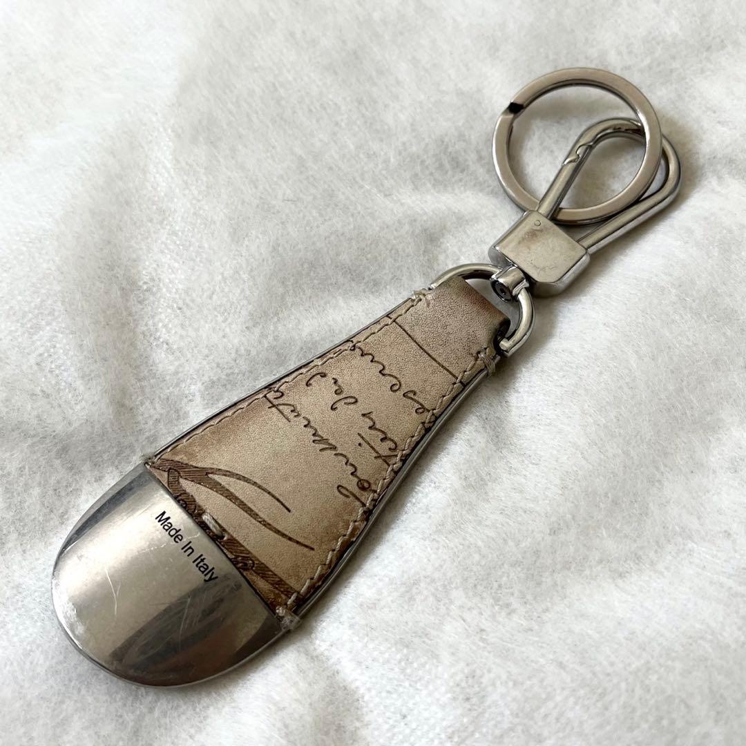 ベルルッティ　シューホーン　キーホルダー　カリグラフィー　レザー　白系　茶色
