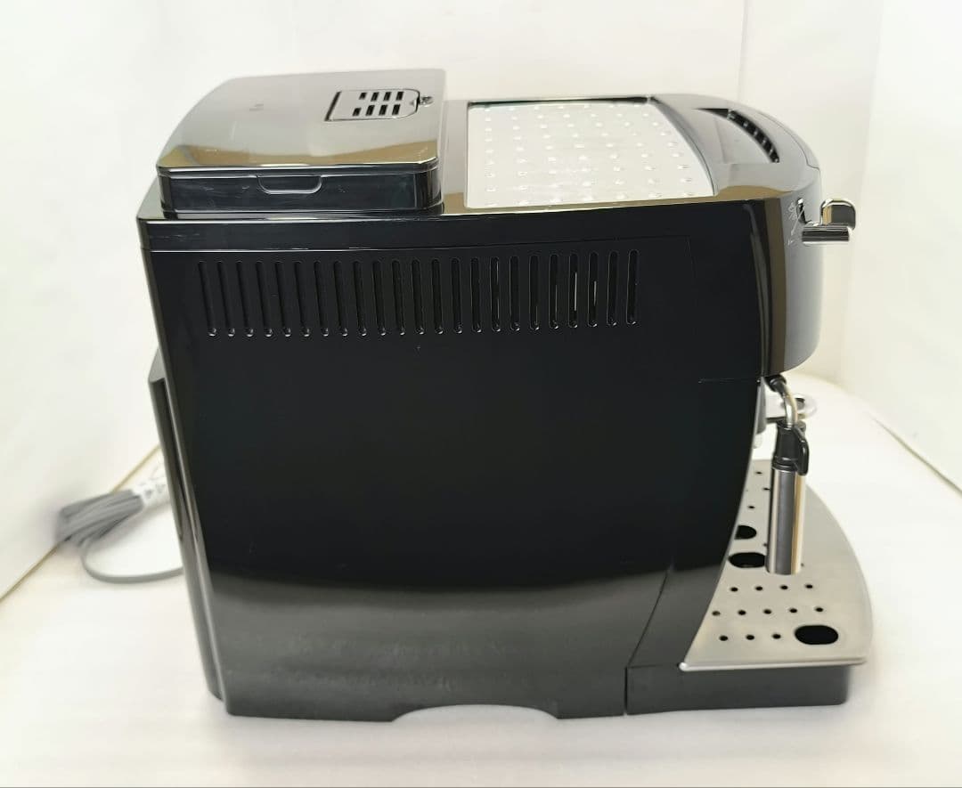 デロンギ　コンパクト全自動コーヒーマシンマグニフィカS ECAM22112B　2