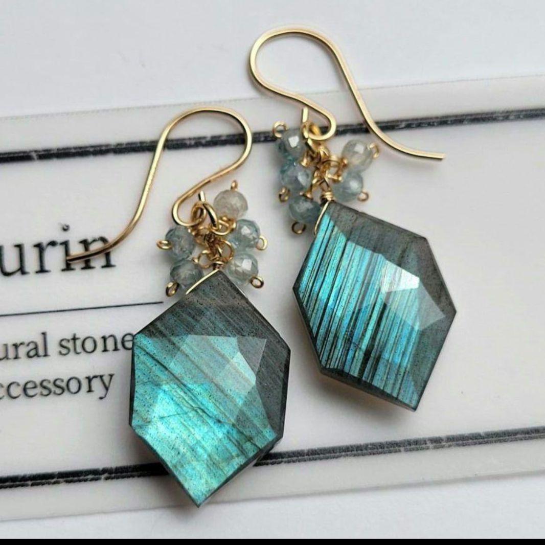 マザーオブパール×クリスタル ラウンジカービングピアス