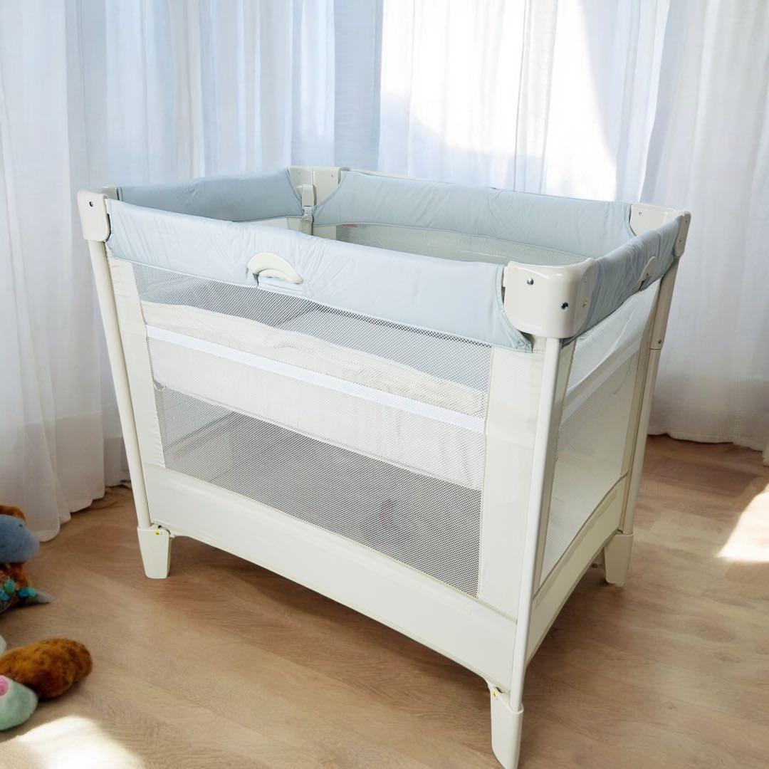 極美品　アップリカ　ココネルエアー AB　ホワイトグレー　ベビーベッド　使用僅か