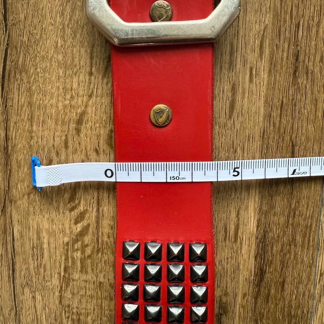 美品 HTC ベルト 4連ピラミッドブラックスタッズベルト レッド 32インチ