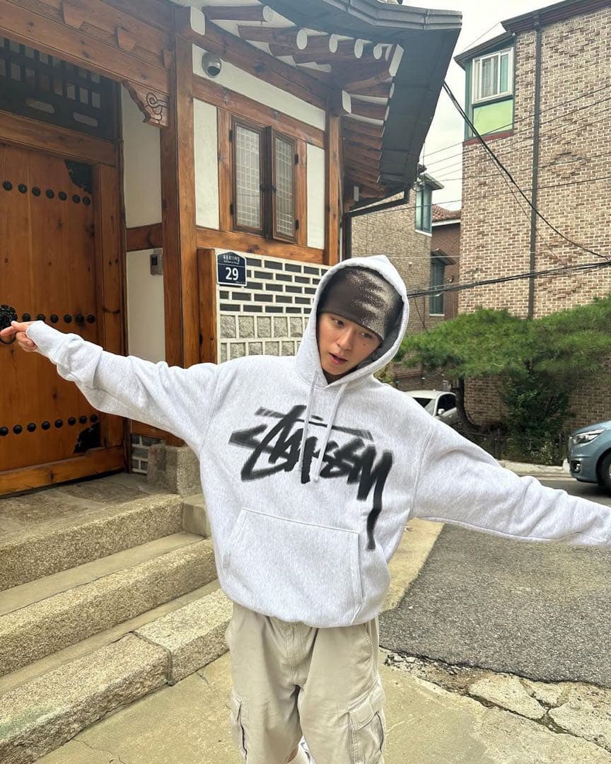 かつきくん着用　stussyグレーパーカー