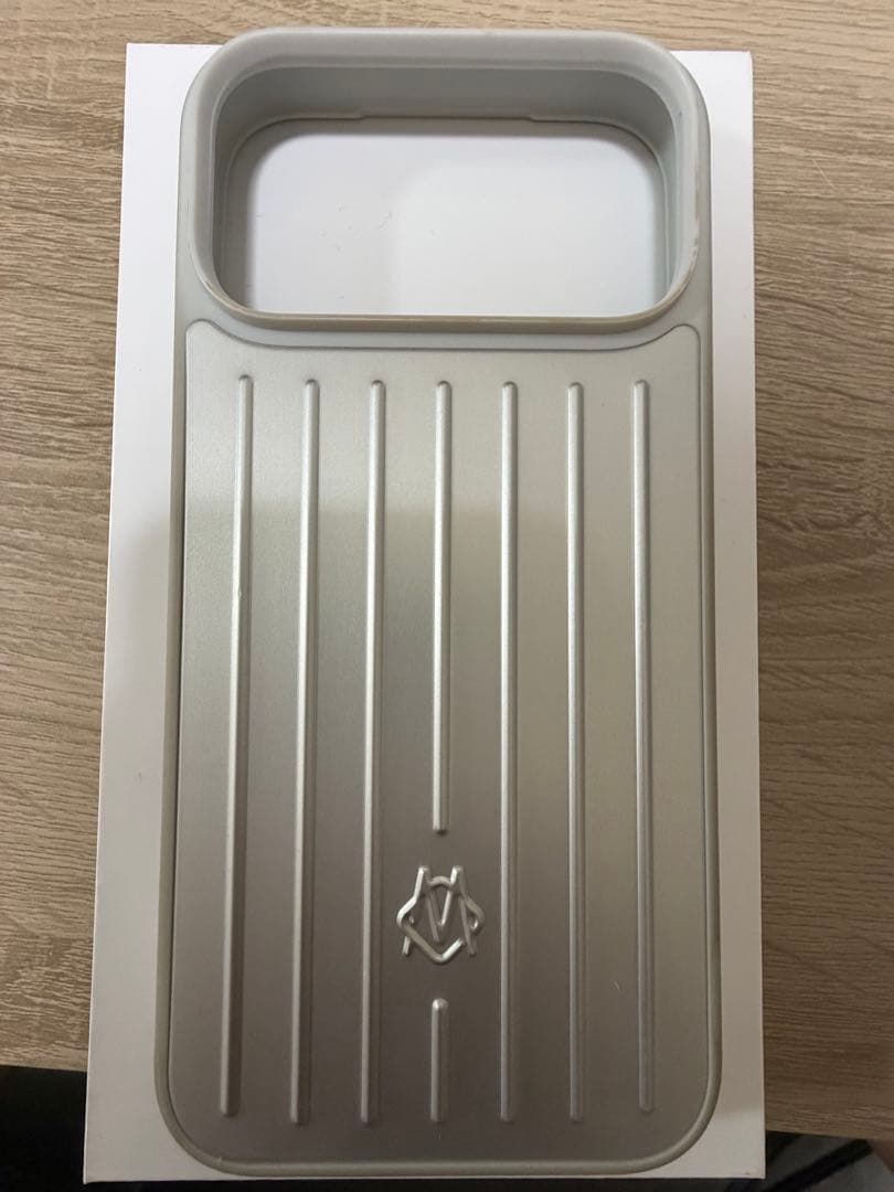 RIMOWA iPhone17Pro Max用ケース シルバー