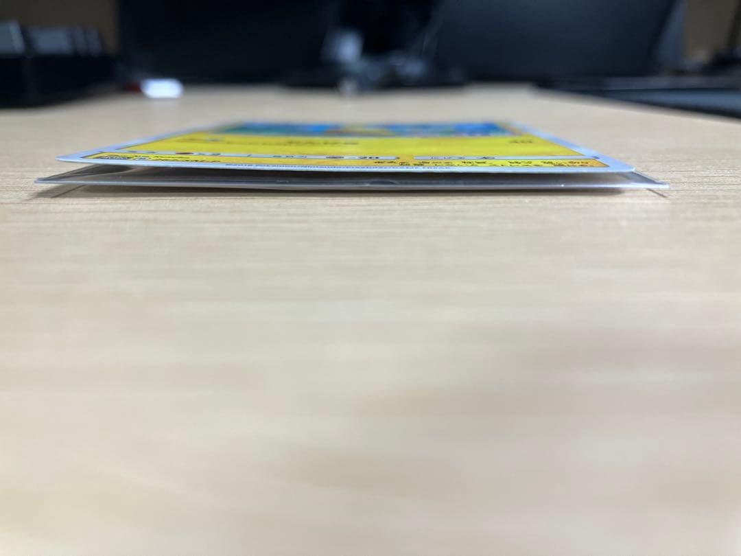 トイザらス限定　ピカチュウ　プロモレア　ポケモンカード　262/SM-P