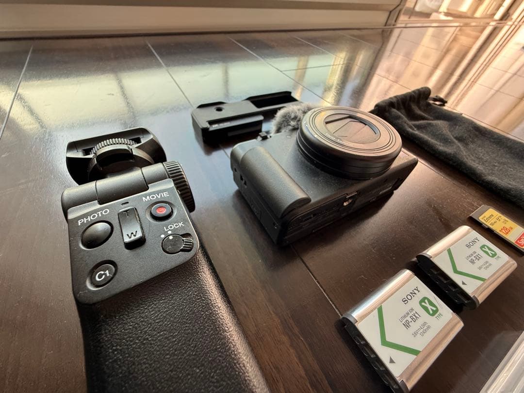 【美品】SONY Vlogカメラ ZV-1 セット（グリップ・SDカード）