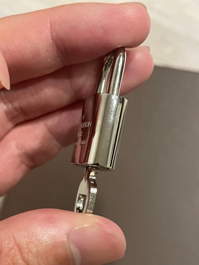 ヴィトン 鍵　カデナ　南京錠　カギ　付属品　純正　中古　シルバー　セット