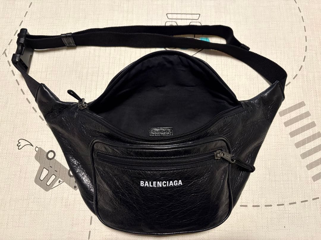 BALENCIAGA ブラック ボディバッグ