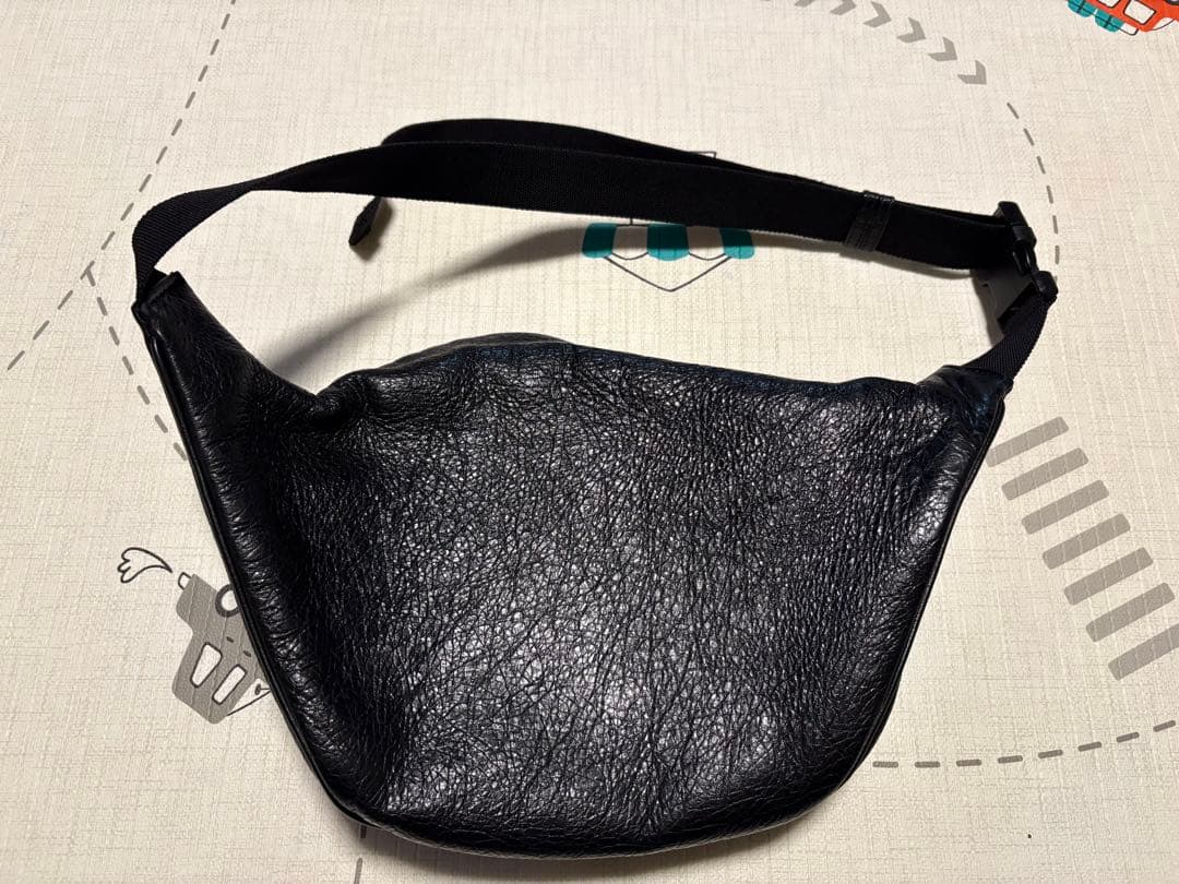 BALENCIAGA ブラック ボディバッグ