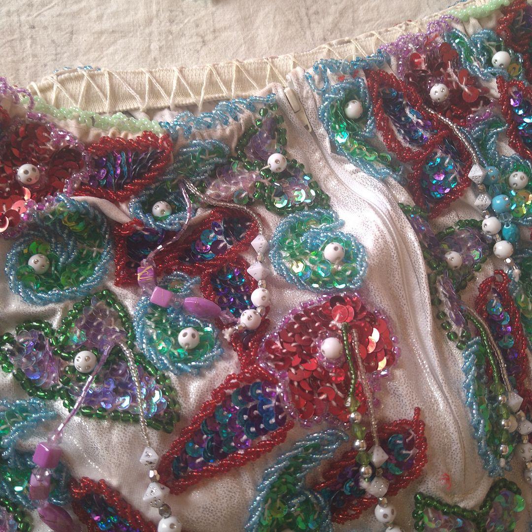 【ラプンツェル様】ベリーダンス衣装　中古　セット　白地に赤、青　多色ビーズ刺繍