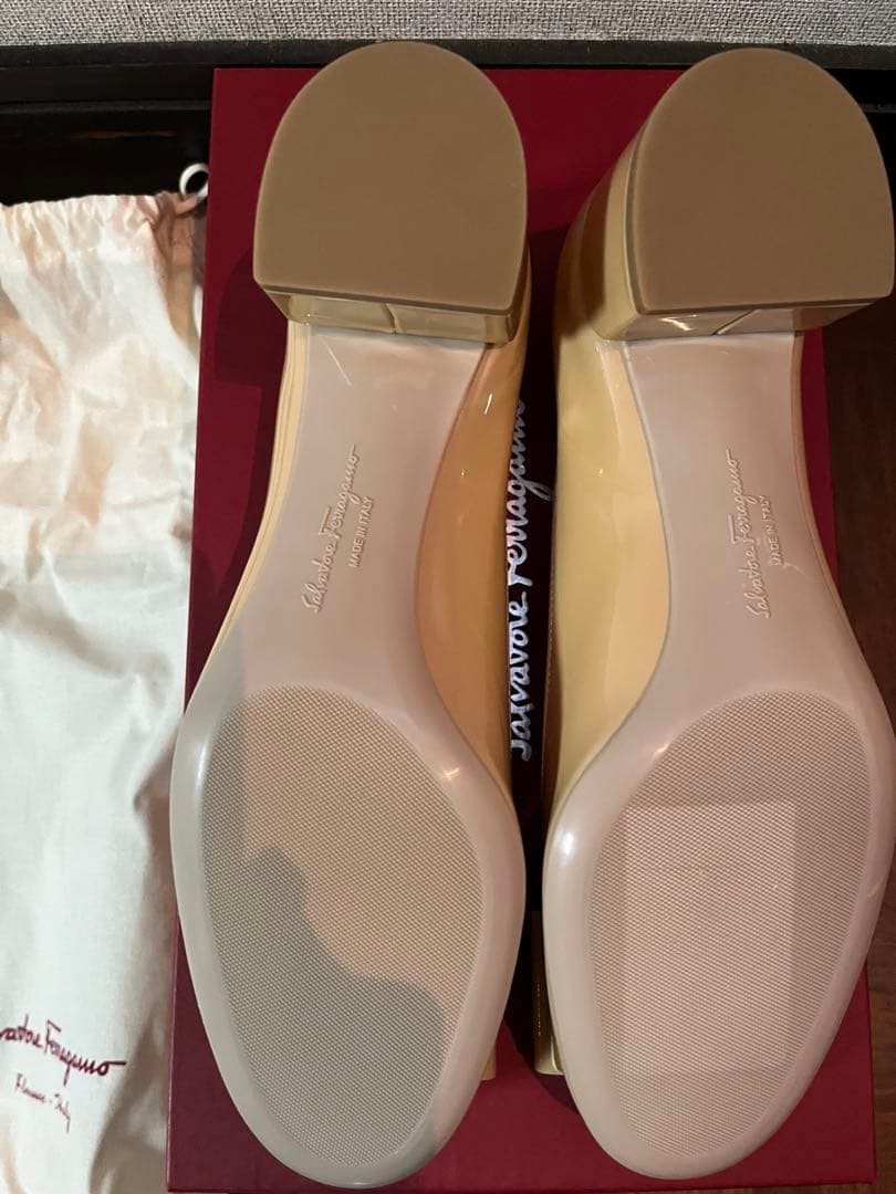 サルヴァトーレフェラガモ シューズ　パンプス　ベージュ　新品未使用