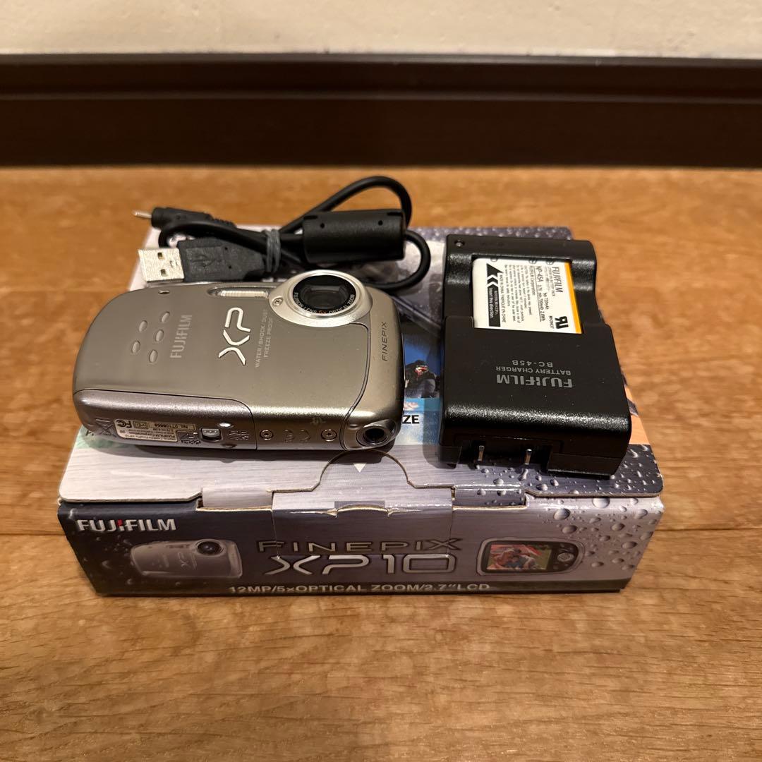Fujifilm FinePix XP10 シルバー　フジフィルムデジカメ