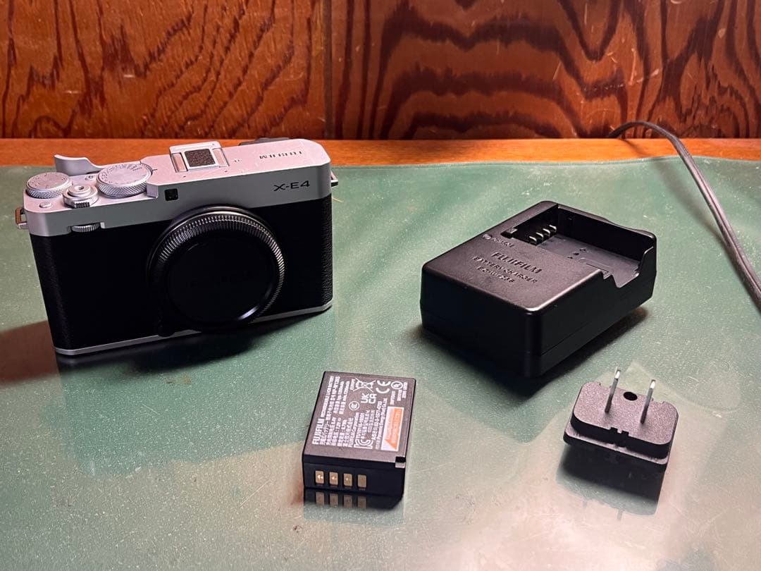 【値下げ中】Fujifilm X-E4 ミラーレスカメラ ボディ シルバー